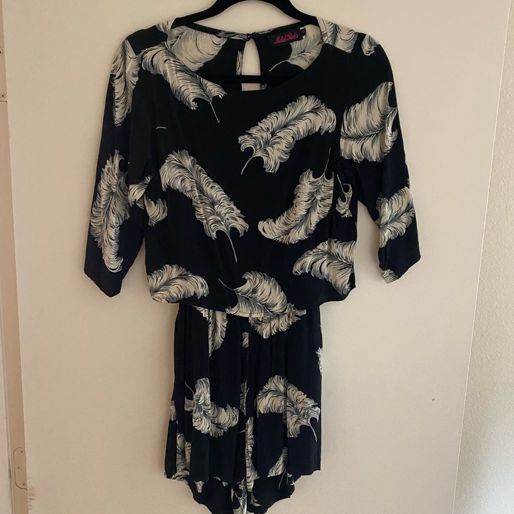 Vintage Motel Rocks Feather-Print Romper